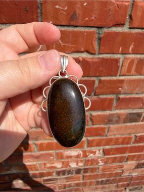 Brown Stone Oval Pendant Necklace - Elegant Women's Jewelry